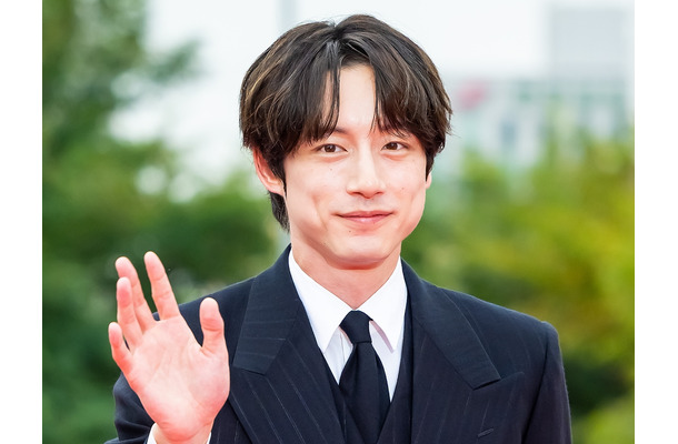 「また痩せた？」坂口健太郎が韓国授賞式のレッドカーペットに登場！優しい笑顔でファンサービス【PHOTO】