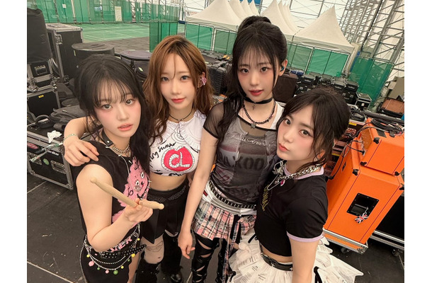 応援棒の“デザイン盗用”問題を抱えたまま…ガールズバンドQWER、初のワールドツアーをスタート