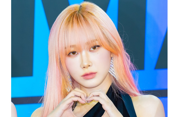 え、上着てない…？aespa・ジゼル、“タトゥー”びっしりの美背中露出SHOTにファン騒然【PHOTO】