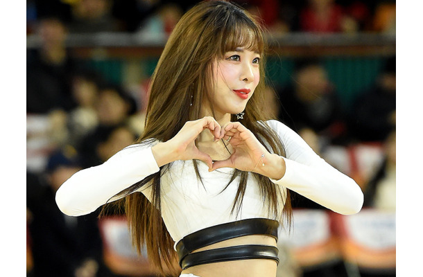 「ハンパない！」新婚ホヤホヤの韓国チアガール、“美太もも丸見せ”大胆ミニスカで視線強奪【PHOTO】