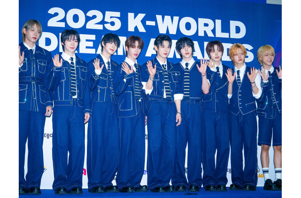 日本人メンバー所属の“怪物新人”AHOF、爽やかプレッピールックでファッション界まで席巻！