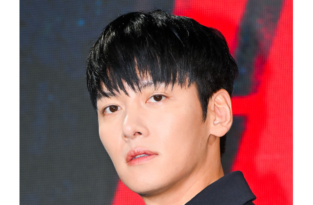 俳優チ・チャンウク、パリで見せた圧倒的カリスマ性が話題！ダンディーなルックに視線釘付け