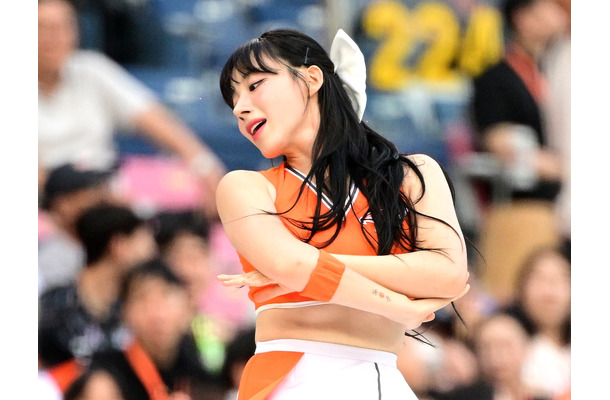 愛称“太もも女神”の韓国チアガール、健康的な美脚全開！しましまトップス＆超短パン姿に釘付け…【PHOTO】