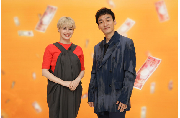 左から）ホラン千秋、草彅剛『あの金どこいった？～逆転人生にかける有名人～』（C）フジテレビ