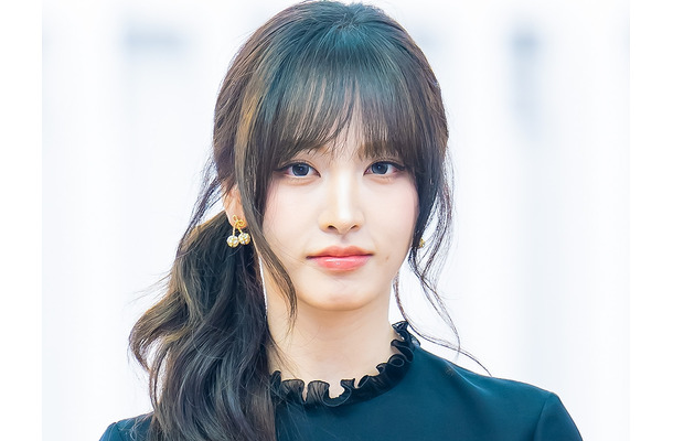おみ脚の長さバグってる…超ミニワンピで足組み、IVE・リズの近況に反響「超最強」【PHOTO】