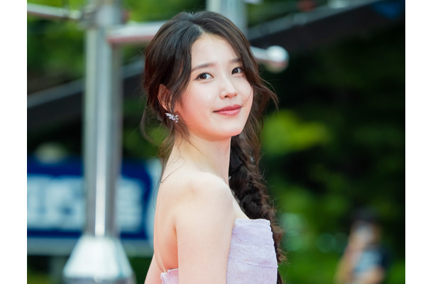 歌手IU、“透け感”際立つ肩出しドレス姿で魅了！上目遣いSHOTに美しいデコルテで悩殺【PHOTO】