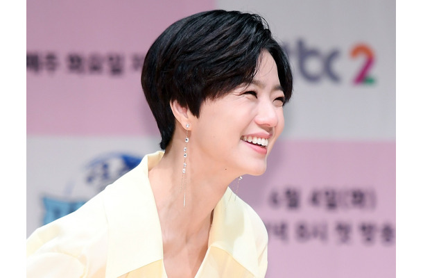 男性アイドルとの生放送中に“Fワード”を連発した韓国女性タレント、遠距離の夫に不満？「深く考えないで」