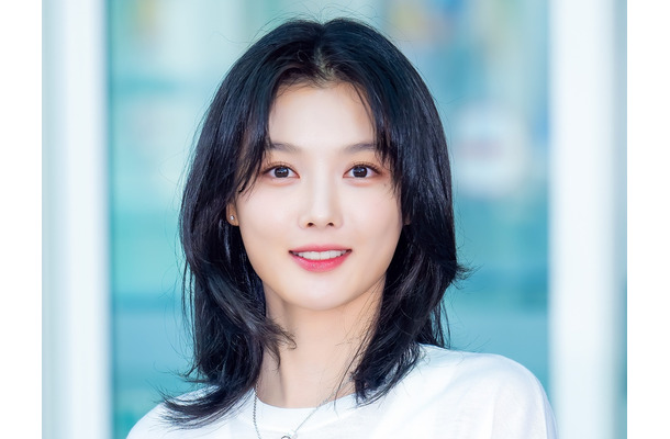 こんなに色っぽく…“あの韓国時代劇”の名子役、ドレス姿で魅せた大人の美貌「どんどんキレイに」【PHOTO】