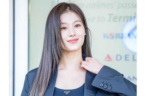 見えちゃう…TWICE・サナ、超ミニスカ姿のしゃがみSHOT！危険な丈にハラハラ【PHOTO】