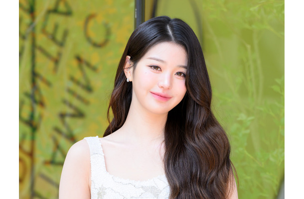 ここまで大胆に…IVE・ウォニョン、美背中に華奢な肩まで思い切って公開！成熟した姿に注目【PHOTO】