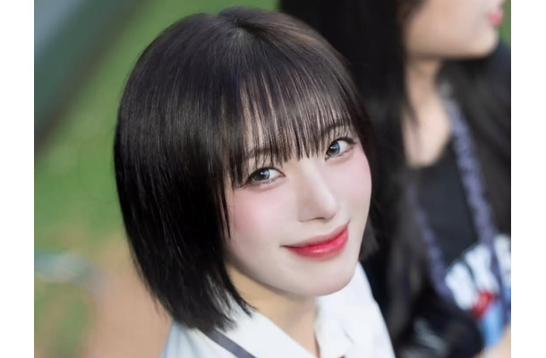 ショーパンからのぞく“女神の太もも”！韓国美女チアのきらめく制服笑顔「RAKUTEN NONSTOP!!」【PHOTO】