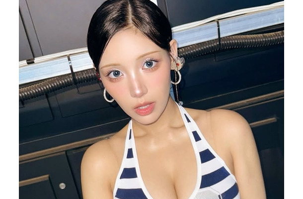 現役アイドルと思えない迫力にクギ付け…LIGHTSUM・チョウォン、美貌に目が行く肩丸出し衣装【PHOTO】