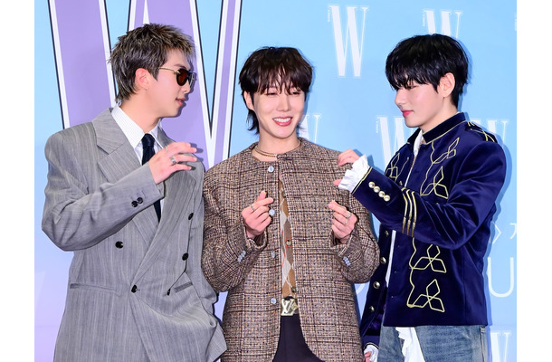 Vは大胆な胸元おはだけで色気全開！やんちゃRM、フェミニンJ-HOPEと“連結ハート”披露【独自写真】
