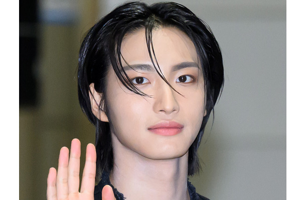 「沖縄来てたの!?」ATEEZ・ソンファ、海が似合う爽やかな白シャツ姿にトキメキ…【PHOTO】