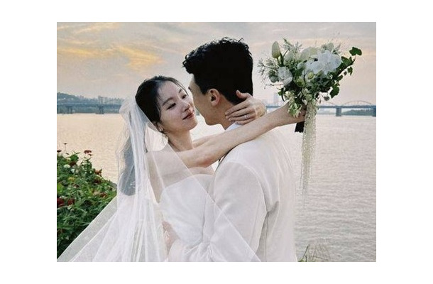 交通事故でメンバーを亡くしたK-POPグループの“末っ子”、結婚相手と近況を公開