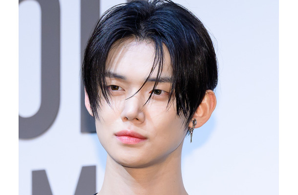 「水も滴るいい男…」TXT・ヨンジュン、雨に濡れた無防備ショットで視線を独占【PHOTO】