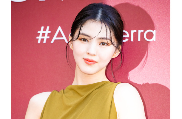 女優ハン・ソヒ、ショーパンに赤タイツで際立つ美脚…唯一無二の冬スタイルに視線釘付け【PHOTO】