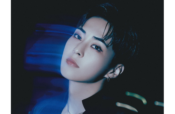 EXO・シウミン、雨に濡れながら披露するパフォーマンスに注目！『Overdrop』MVで妖艶な魅力披露