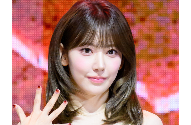 衝撃の“マイナス10歳肌”！LE SSERAFIM・宮脇咲良、胸元パックリドレスで見せた奇跡の透明感【PHOTO】