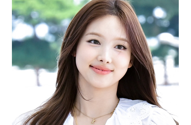 長い美脚丸出し!TWICE・ナヨンの肉体美浮き上がる衣装姿が素敵 ミナとの密着肩乗せショットも【PHOTO】