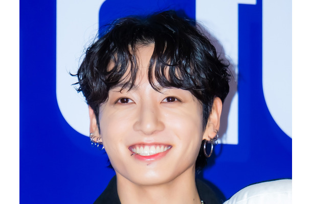 BTS・JUNG KOOK、兵役中の親友ASTRO・チャウヌを抱っこ？出演映画の応援に駆け付ける