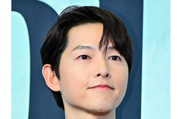 俳優ソン・ジュンギ、観客全員と握手&名前入り直筆はがき贈る!韓国ファンミを成功裏に終了