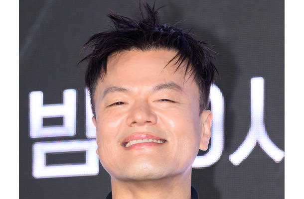 “TWICEの生みの親”J.Y.Park、スーツ姿で妖精の羽を!?11月5日に新曲『Happy Hour』リリース決定