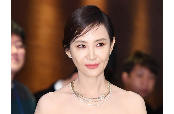 これが“アラ還”の美脚か…!? 網タイツで妖艶さに磨きがかかった韓国熟女優の色気に注目【PHOTO】