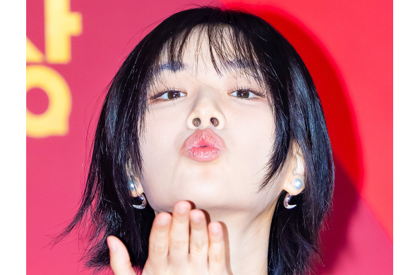 ベッドに寝そべり際立つ“ヘルシー”なボリューミーさ BIBIの大胆なリゾートスタイルが話題に【PHOTO】