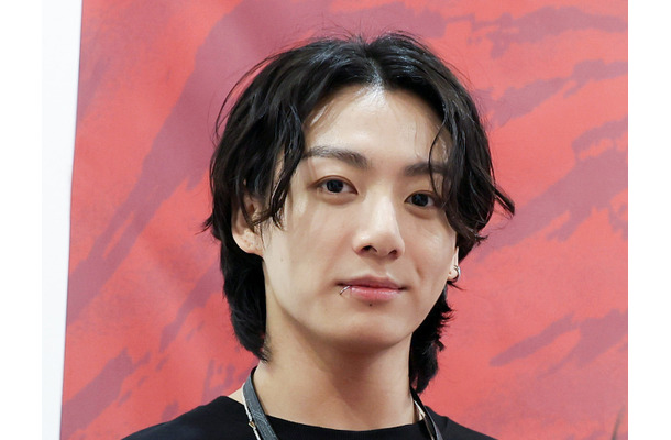 JUNG KOOK、人気チョコ菓子で“自分の名前”探すも見つからずションボリ…「1日1個開けてるのに」