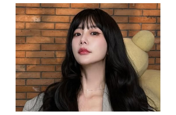 “離婚発表”後初のコメント、「世界で最も美しい女性」2位のクララがSNS更新 8億円新居が話題に