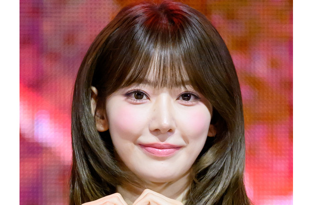 LE SSERAFIM・宮脇咲良、ウエストの細さが異次元!腹筋ラインまで完璧な「国宝級スタイル」【PHOTO】