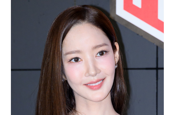 女優パク・ミニョン、愛らしさたっぷりな姿で日本に出国!パステルコートで見せた優雅な美しさ【独自写真】