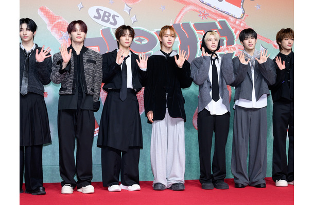 NEXZ、TWICE・Stray Kids・NiziUら“JYPファミリー”との豪華オフSHOT公開!「美男美女だらけ」【PHOTO】