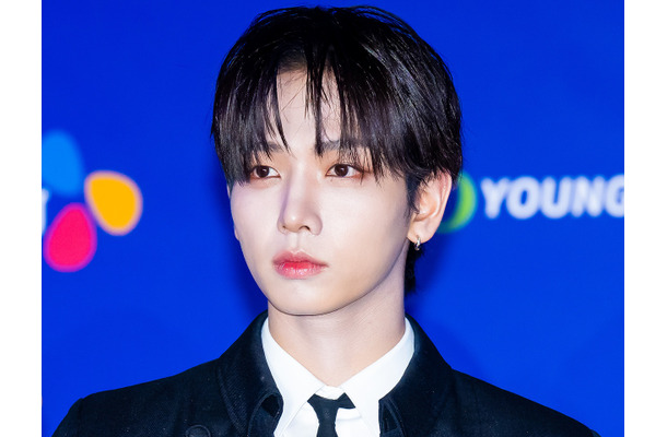 BOYNEXTDOOR・ジェヒョン、“メガネ×スーツ”姿で放つクールな雰囲気にキュン「その表情は反則です…!」【PHOTO】
