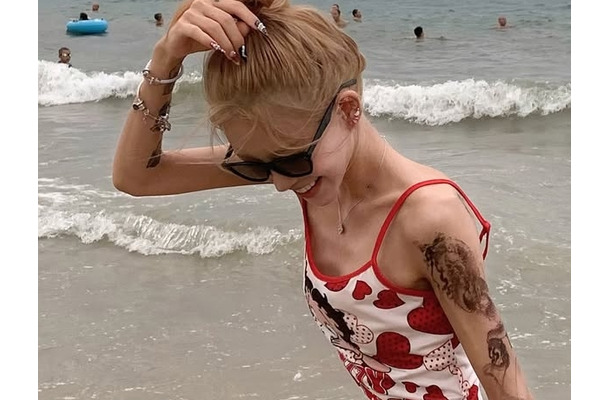 心配になる“極細ウエスト”も…元巨人投手と国民的女優の両親失った韓国インフルエンサー、ソン・フンミンにメロメロ?【PHOTO】