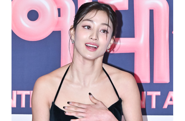 TWICE・ジヒョ、黒インナーウェア“丸見え”の大胆私服に反響！女優妹と密着ツーショットも【PHOTO】