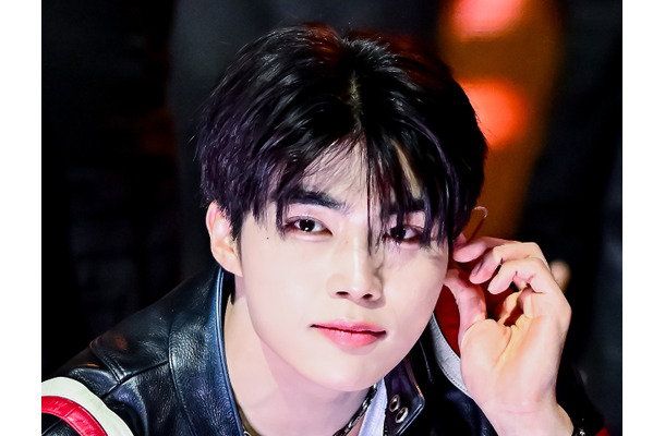 ZB1パク・ゴヌク、表参道に姿現す！雨のなかで輝き増す“東京ボーイ”に「日本の風景と相性良すぎ」【PHOTO】