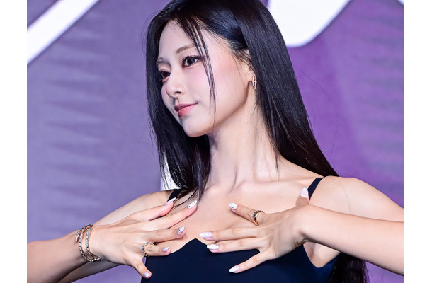 大胆ランジェリー風衣装で話題集めたTWICE・ツウィ、至近距離の“悩殺ウィンク”でファン虜に【PHOTO】