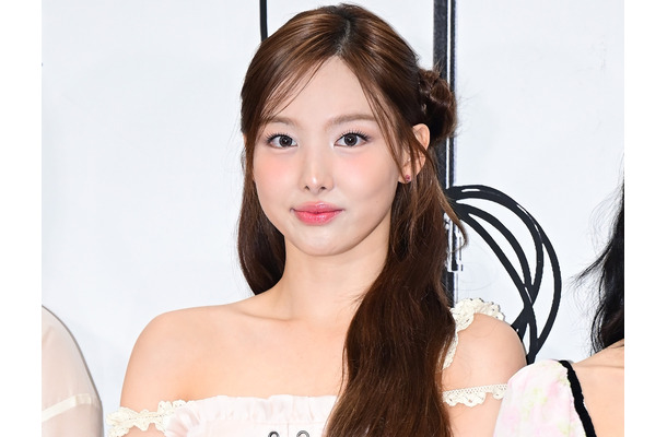 TWICE・ナヨン、挑発的な“チョコミント衣装”で舌ペロ！ツアーオフショットが話題【PHOTO】