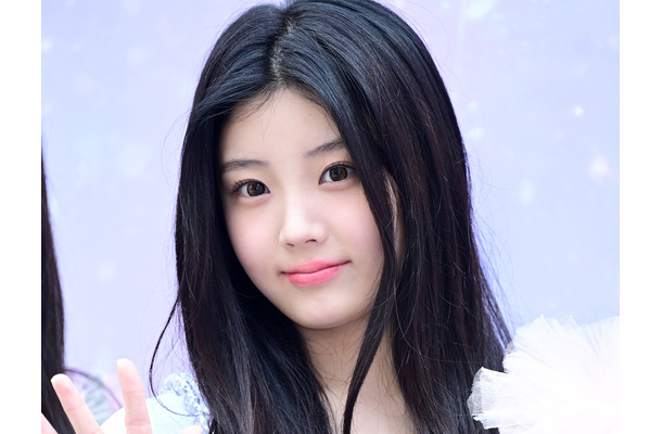 「透明感えぐい」ILLIT・ウォンヒ、“毛穴ゼロ”の美肌が輝く至近距離SHOTに反響！【PHOTO】