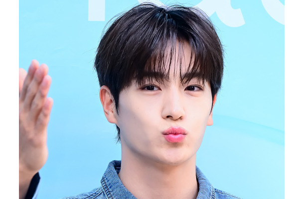 THE BOYZ・ヒョンジェ、爽やかデニムルックでイベントに登場！愛嬌満点ビジュアルで魅了【PHOTO】