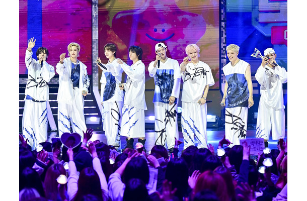 &TEAM、韓国音楽番組で“2冠”の快挙！爆発的な人気で韓国デビュー直後から快進撃続く「夢のよう」