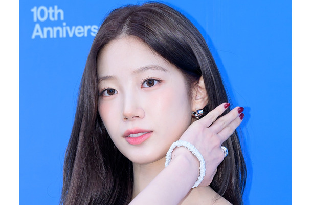 そんなところ開いてていいの？LE SSERAFIM・カズハ、大胆カットアウト衣装に視線釘付け！「やばい」【PHOTO】