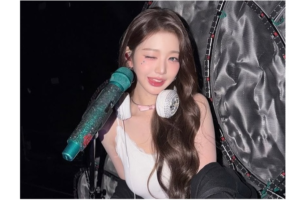 IVE・ウォニョン、「軍服」「韓服」の次はタンクトップDJに変身【PHOTO】