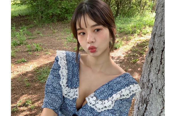 圧倒的なボリューム感…韓国で“最もグラマラスな女芸人”メン・スンジ、視線を圧倒する大胆ポーズで話題【PHOTO】