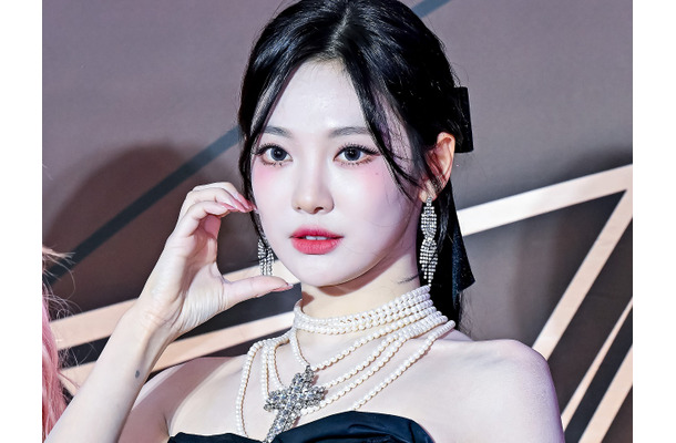 「こんなに見せて大丈夫？」aespa・ニンニン、黒インナー姿の“大胆自撮り”でファン悩殺【PHOTO】