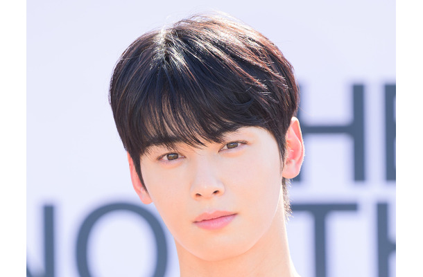 “美男”で話題のASTRO・チャウヌ弟、「兄のために作ったAI」をテーマに講演！頭脳明晰な一面に注目