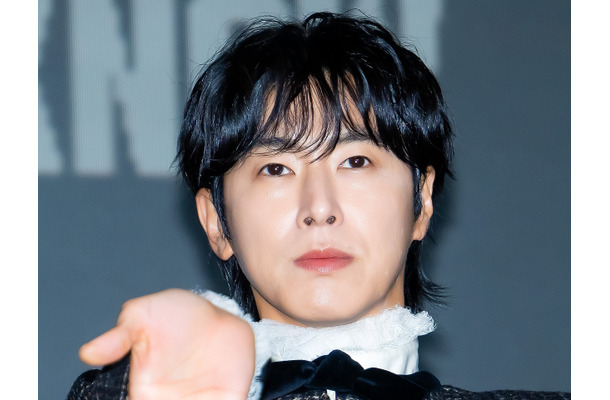 東方神起・ユンホ、新曲『Stretch』パフォーマンスで見せるベテランの貫禄！幅広い活動を展開中