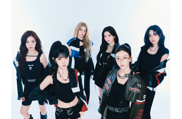 STAYC、日本1stフルアルバム『STAY ALIVE』のジャケット解禁！豪華17曲収録の詳細も公開